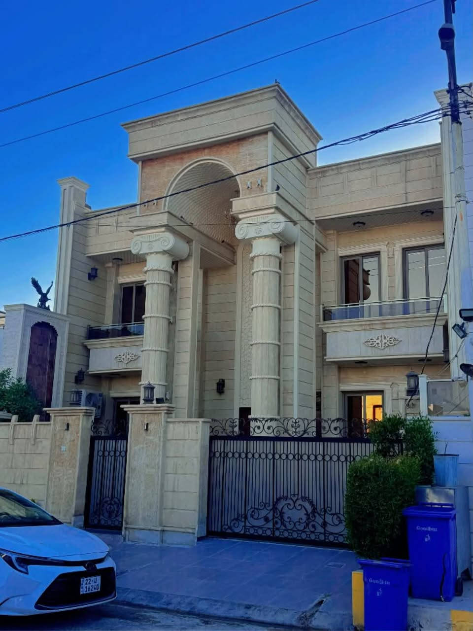 فيلا للبيع من طابقين بناء حديثZero مودرن مبنيه بأحدث المواصفات الهندسية  البناء فول مودرن بطراز عالمي وبأشراف كادر هندسي مميز فول ديكورات مغربية 

(طابو ملك صرف بأسم شخص واحد شرط التحويل )
ملاحظة الفلا تباع معه الاثاث بل كامل 

المساحة :- 300متر واجهة 12,5في موقع مميز جدا اتجاه شروق شمس 

#الموقع :- كركوك - حي الواسطي -  يقع على شارع عريض اتجاه شروق شمس 

حيث تحتوي على استقبال كبير فيها مدفاه فايربلس إنكليزية التصميم و5 غرف نوم في الطابقين تحتوي ع نظام سويت وساونه ومطبخ حار بارد وحديقة داخلية مطله ع الهول 
إضافه إلى هول جلسة خاصه للعائلة 

وحدقيتين خارجي وكراج يحوي سيارتين ومغاسل خارجية خاصة بالضيوف 

بالإضافة إلى مخزن للمواد الغذائية وغرف ستور للملابس الشتوية والصيفية ومخزن للحقائب وغرف خاصة لغسيل الملابس 
علما ان الفلة مزودة بنظام كامريات المراقبة ومنظومة للطاقة الشمسية ونظام التبريد المركزي منفصل كل طابق عن الاخر 

—————————————————————              

العقار #حصرًا لدى مكتبنابأمكانكم عرض عقارتكم لدينا سواء كانت #بيــع أو #أستثـمار ‏‎زبائننا الكرام بِكُم نَرتقي ونَتشرف بزيارتِكم ونَفتخر بخِدمتِكم

السعـــر : 600 مليون مع المجال 

* نستقبل جميع عروضاتكم السكنية 🏠 والتجارية 🏡 بكافة مناطق كركوك  
............................_.....

او الاتصال على الرقم 

اعلان رقم 365

***********

مكتب الخير للعقارات الكائن في دوميز خلف جامع حمد المفرجي.
