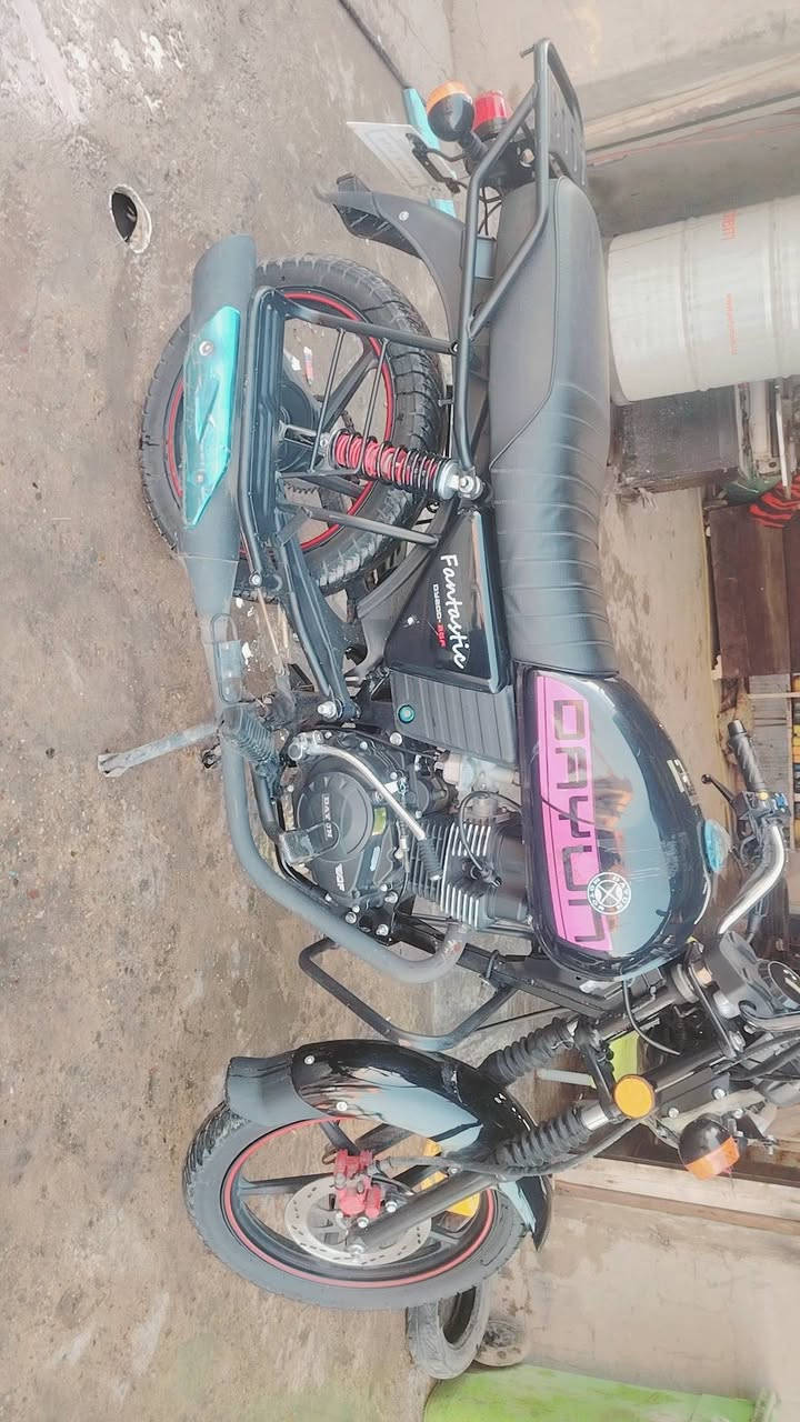 سلام عليكم دراجه دايوان موديل ٢٠٢٥ جديده دراجه بدون كمرك بيهة حادث بسيط مثل مشوف بل صوره بس ماسده ولشفقه مال وجه مكسرات اما لايت شغال كهربائيات كلو شغال سويجين بصمات ثنين مكان بغداد حي النصر الشراي يتصل ويدلل *********** متواجد وتساب فقط
