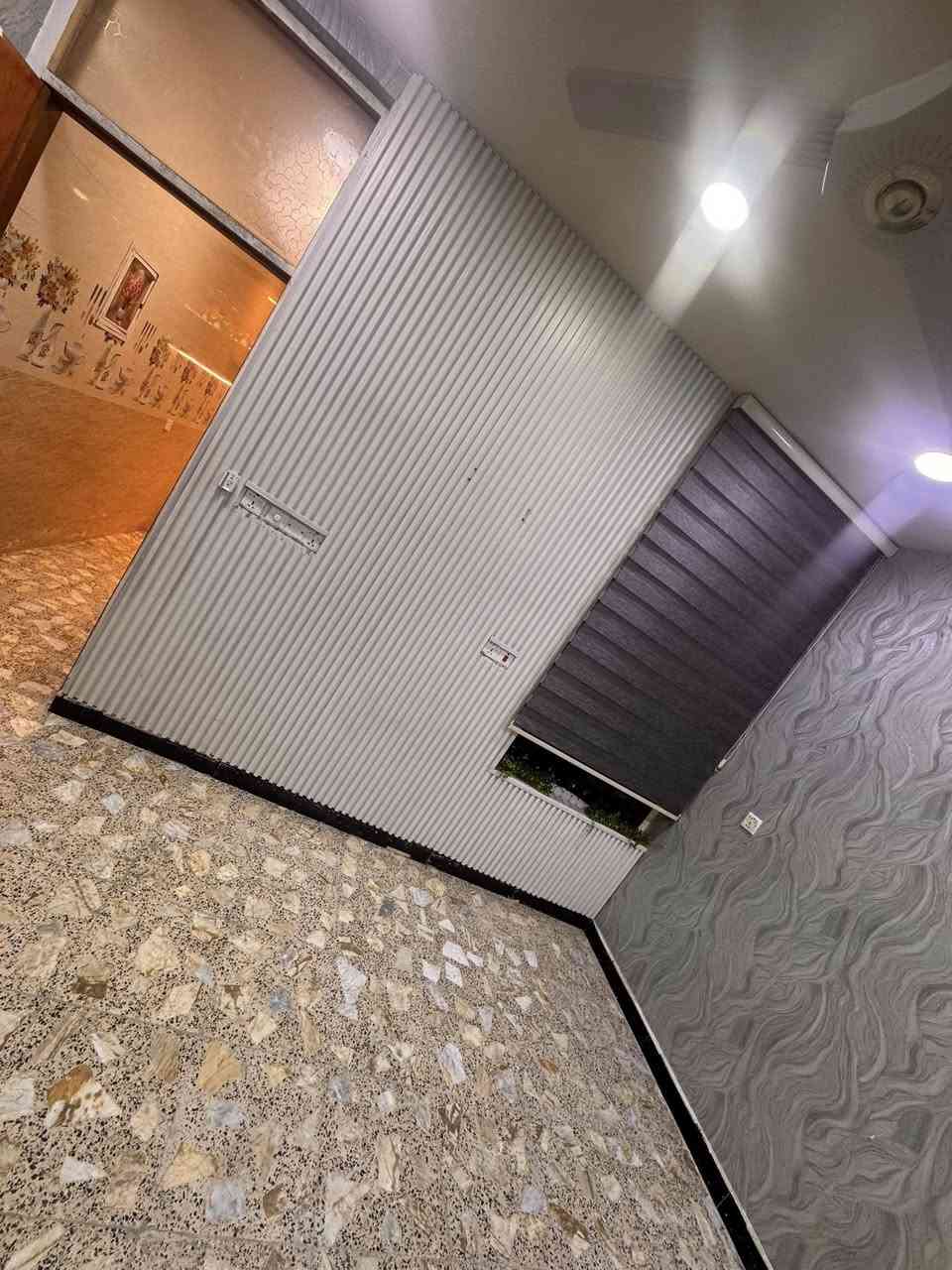 السلام عليكم دار 70 مترللايجار  زيونه محله 716 طابق ثاني غرفه نومً ومطبخ وصاله وحمام. بناء جديد معزول درج وباب وحده البيت جدا نضيف وديكورات   مع تانكي ماء وماطور. وبي كاونتر هديه وي البيت. للتواصل ***********
