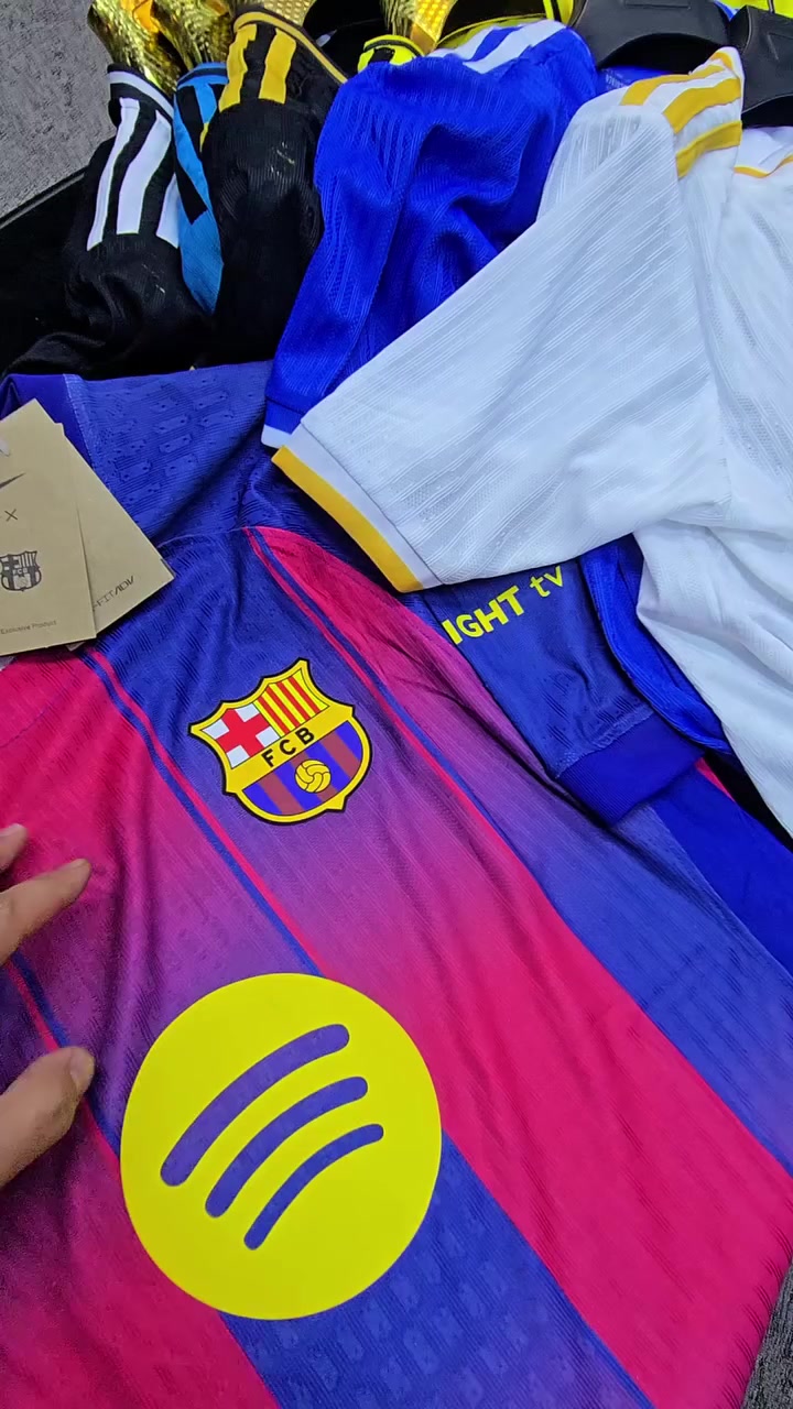 مدربين الفرق الشعبيه ⚽️
منو يريد يميز فريقه
وصلتني خامه نفس نسخة لاعب برشلونة ..
شغلنه وخياطنه وحصريا عدنه 
العنوان النجف الكوفة فلكة الشهرستاني مقابل مأكولات حبايبنا الطابق الثاني لشركة الياسري للهواتف النقاله تجهيزات أحمد لاصي للملابس الرياضيه *********** حسوني
