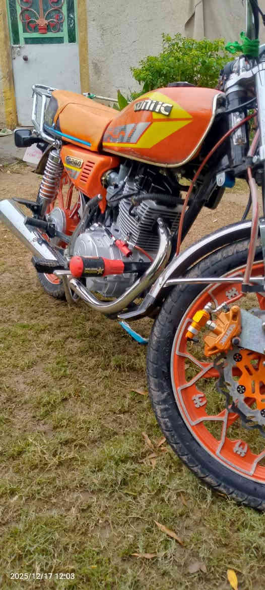 للبيع دراجه نوع سيفان موديل 25 اوراق كامله
مكينه 200cc
كلج عنبار
تشغيل عن بعد
حساس سرقه
بصمه 1 + سويج 1
صالنه كاتم
لون مييز برتقالي
MB3 بلادي
شاحن YBS خارجي
مانع صدمه امامي

مكاني بابل الهاشميه بيع مستعجل السعر 825 وبيها مجال
للاستفسار ***********
