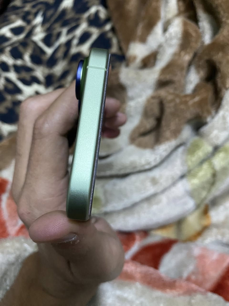 السلام عليكم 
ايفون ١٧ العادي اللون المميز للبيع ( الجهاز مجرد مفتوح من الكارتونه) الجهاز ذو شريحتان
كامل ملحقاته ويا كارتونه كبيل ورقة ضمان الشركة
مع الجهاز بكج حماية كامل 
سعر الشركة ١٤٠٠ اما سعر هذا الجهاز ١٣٥٠

الشعب ***********
