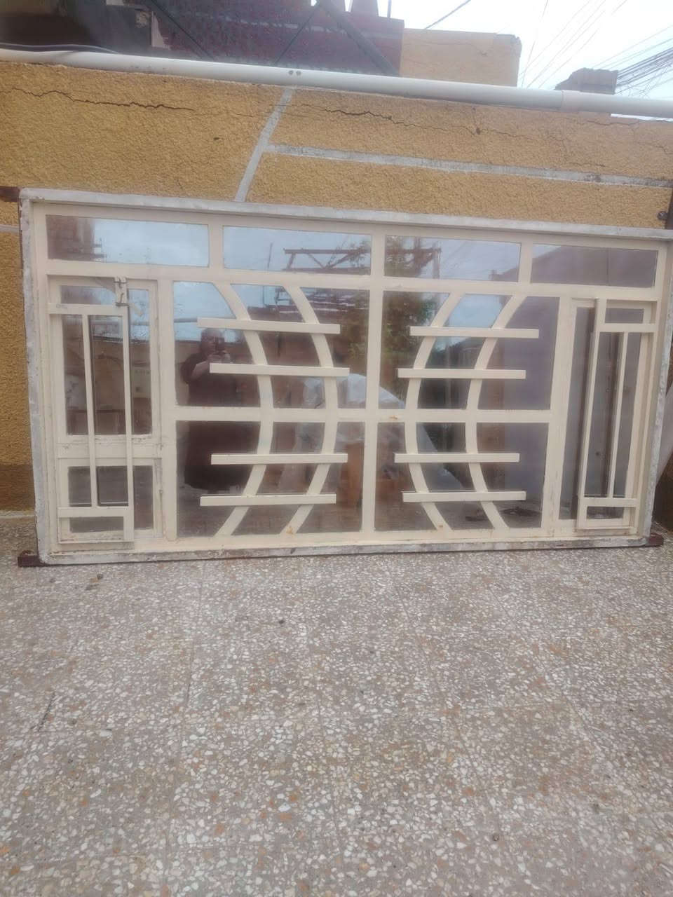 السلام عليكم شباك ثنين ملم حديد ثقيل حيل هو وجام الارتفاع 145والعرض ثلاث وربع التواصل هاذه الرقم  ***********
