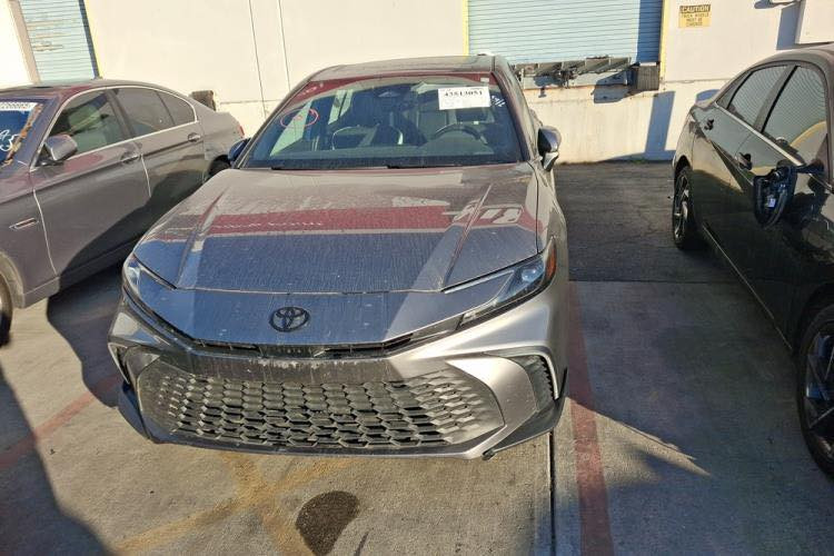 السلام وعليكم سيارة كامري موديل 25 السيارة مثل ماواضحة صور الحادث فول مواصفات xse السيارة واصلة عمان حاليا تكدر دخلة على شمال او على بغداد السعر 210 وبيه مجال قليل للاستفسار الاتصال ‭٠٧٧٢ ٢٠٥ ٣٦٥٥‬
