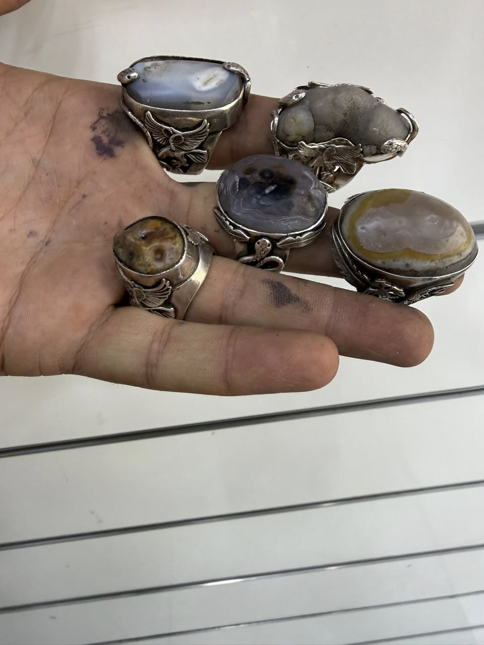 السلام عليكم محابس فضه 950 الصياغه معروفه والاحجار معروفه المحابس مو عاديات اخوتي بس اليعرفهن يعرف قيمتهن وزنهن 178غرام مع الحجر بدون حجر 131غرام (ملاحضه الاحجار غير معالجه نهائياً وخاضعه للفحص) 5قطع السعر الكلي 750الف قفل تطلع سعر القطعه 150الف واذا احد يريد مفرد سعر القطعه 250 قفل (الي يريد احجار اصليه وقطع قديمه يراسلني خاص ) 
عنواني بغداد التراث قرب تقاطع درويش ***********
