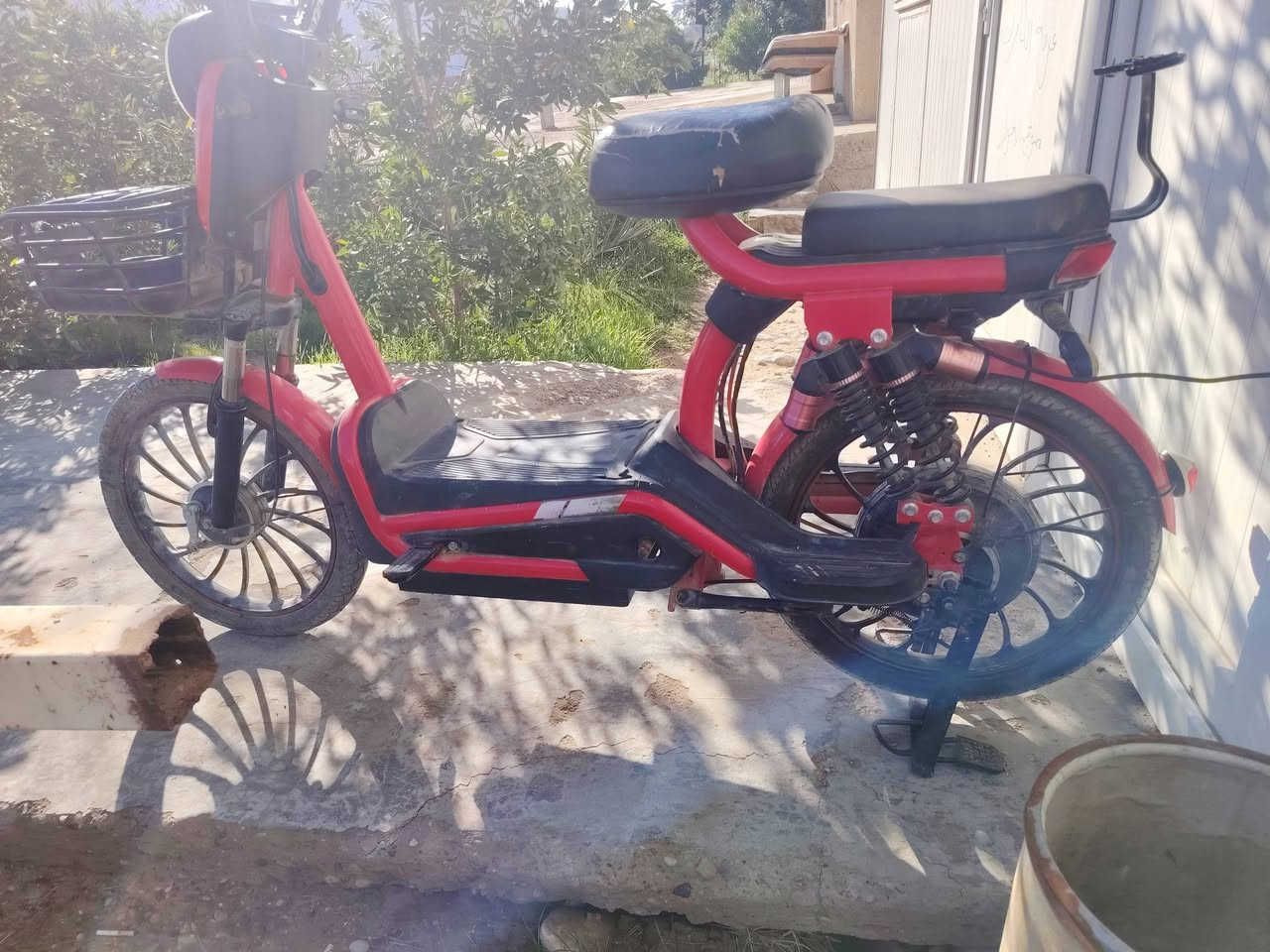 دراجه شحن نضيفه مطاريات خمسه نص عمر السعر 250 وبيها مجال العنوان ديالئ قرب جامعة ديالئ هذا رقمي ***********
