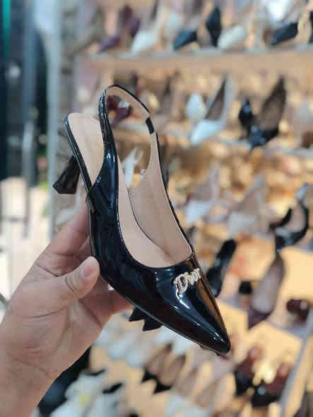 حذا كعب بسمار 6سم  ماركة DIor
قياسات من 37الى41
يوجد توصيل
واتساب ***********
عنوان المحل ديالى المقدادية حي المعلمين شارع المخضر مجمع العزاوي مقابل أزياء ناز
