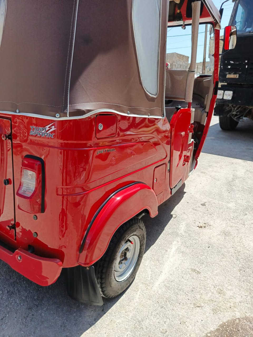 السلام عليكم 
تكتك للبيع  22 شهر 11 رقم وسنويه واسط محرك كفاله ولكشر نضيف 
***********
