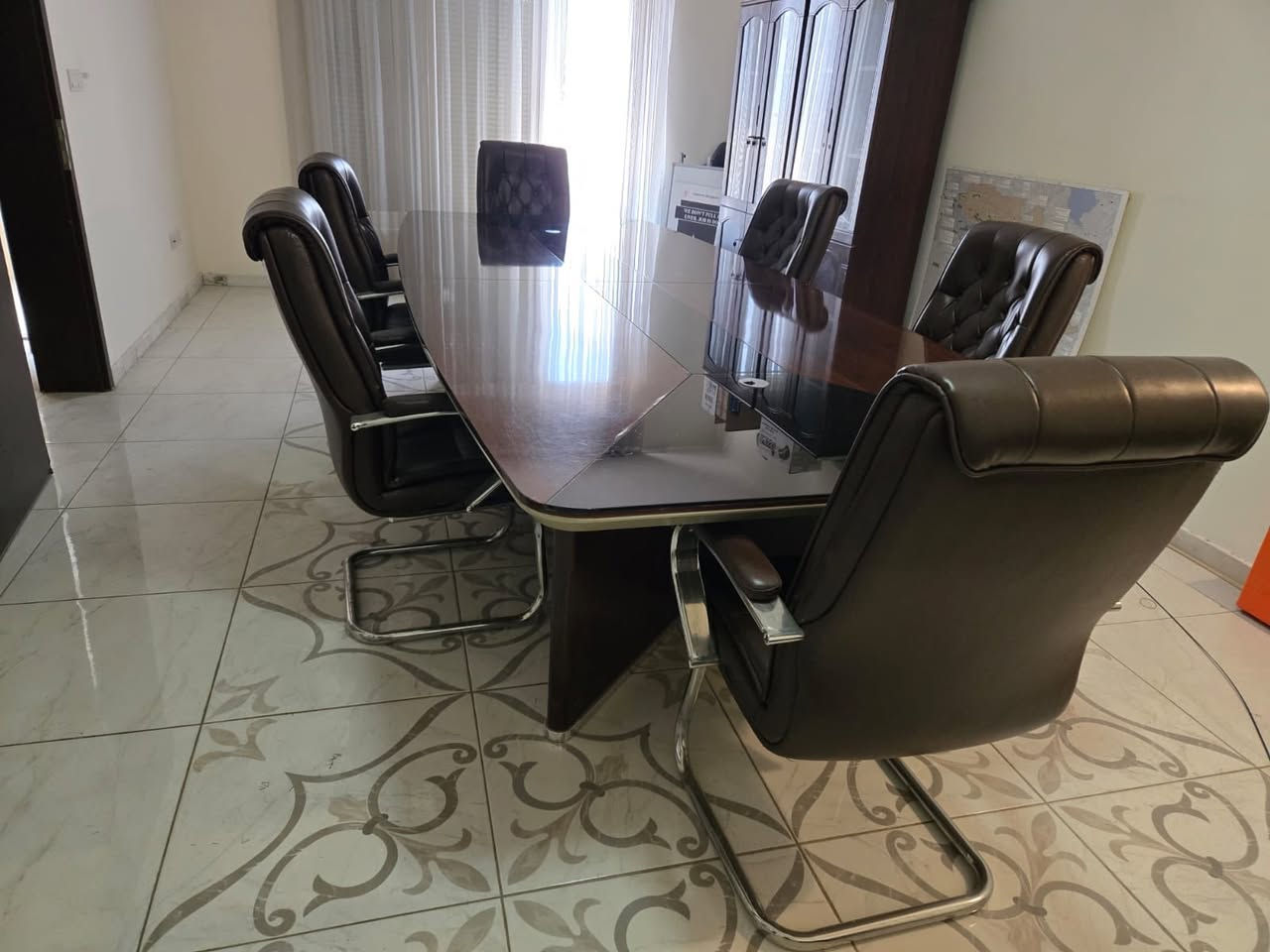 ميز اجتماع مع 6 كراسي طول الميز مترين ونص والعرض متر ونص النظافه فول والماركة فانه والسعر 375 دولار 
الرقم *********** ☎️***********
