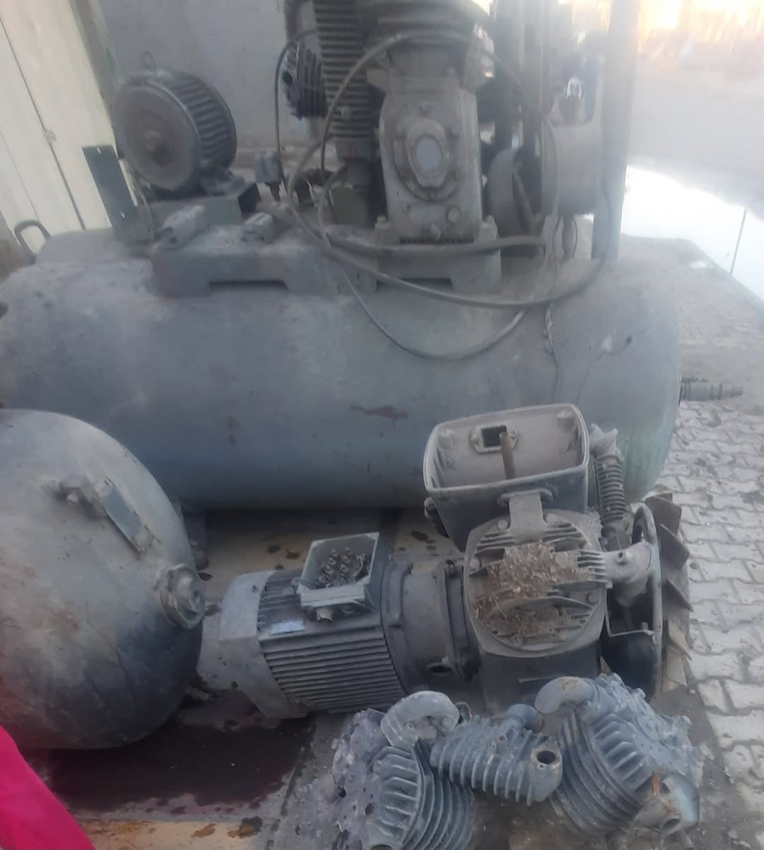 كمبريسرات عدد ٤/ ٣ حجم كبير  واحد حجم وسط 
العنوان بغداد المعامل  منطقة الباويه  باقي التفاصيل    اتصال على الرقم( *********** )
