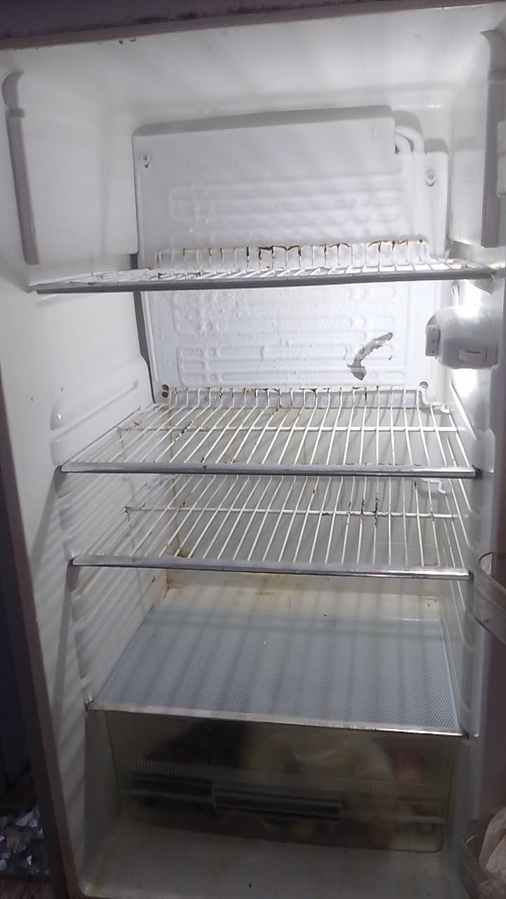 السلام عليكم ثلاجه البيع حجم 16 قدم نضيفه استعمال نضيف ومامتعوبه 
سعرها 150 مكانها قرب مدينة الزائرين 
للاستفسار ***********
***********
