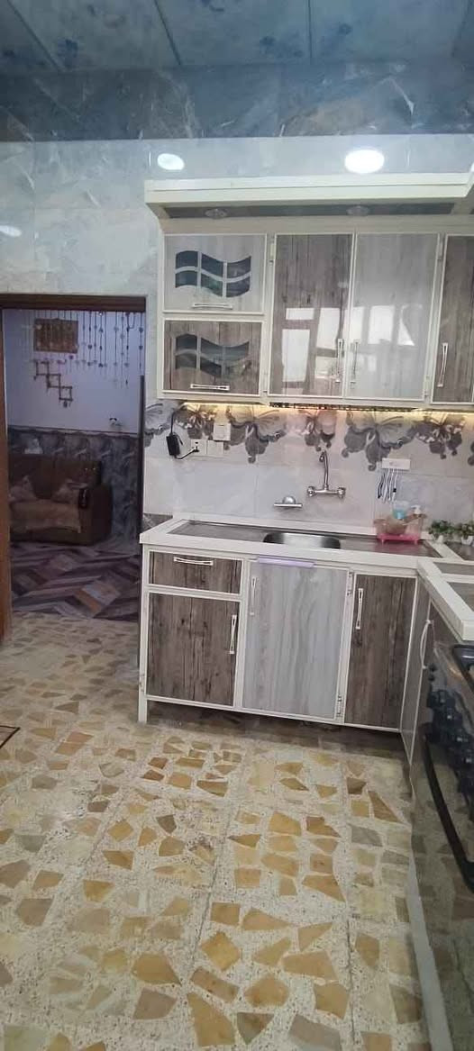 ***********
شارع المطار القديم قرب حسينية سيد حاكم
دار 100 متر بناء بلوك اساس وسطح صب كونكريت + رباط كونكريت ، كاشي ،سيراميك  سقوف ثانوية النجف, العراق
