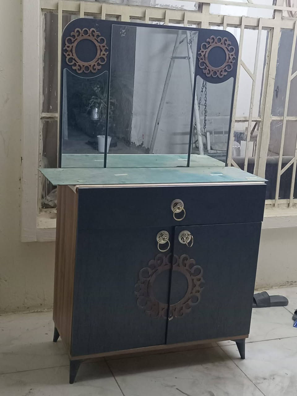 سلام عليكم عندي ميز تواليت وكومديات وساعه للبيع سعر الميز ويه كومديات 75وبيهن مجال وسعر ساعه 60وبيها مجال للتواصل عبر رقم الهاتف ***********
