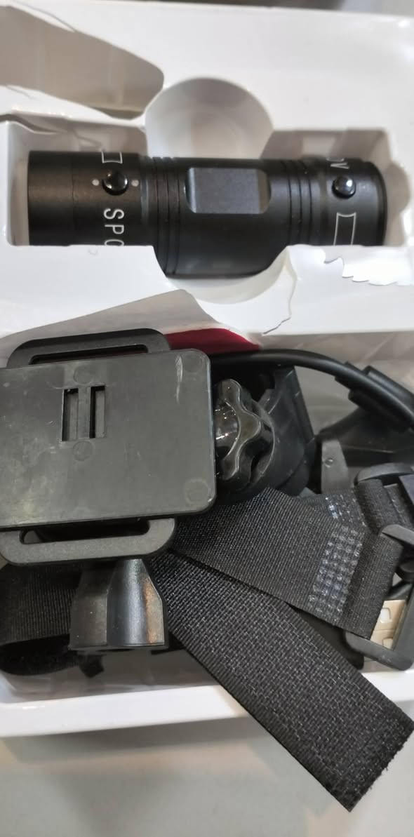 السلام عليكم ... السعر (30) ... يوجد توصيل ...
هذه كاميرا رياضية (Sports Camera). 
مصممة لتصوير الأنشطة الخارجية والرياضية.
تتميز بمتانة عالية غالبًا ما تكون مقاومة للماء والصدمات.
تأتي بأحجام صغيرة وخفيفة الوزن.
تستخدم لتسجيل الفيديو والصور أثناء الحركة.


**إذا كنت صاحب هذا الإعلان وتريد حذفه لأي سبب، رجاءا أرسل رسالة إلى الدعم الفني**