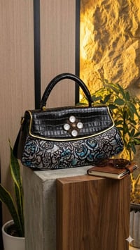 حقيبة جلد • نقش بارز • انتيكا
