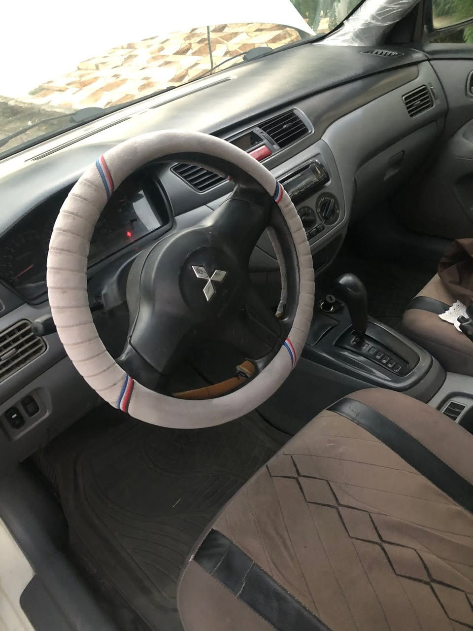 السلام عليكم
بو قروشتن لانسه ر ٢٠٠٧  هه ولير
٢پارچه ى بوياغه هه نديك به له و كارتى هه يه 
جوار تايه ى تازه يه 
مه كينه بچوك گير توماتيك 
سه نه وى به سه ر چوه مه سروفى تيدا نيه 
سعر ٦٧وه ره قه 
شوين هه ولير
***********
***********
