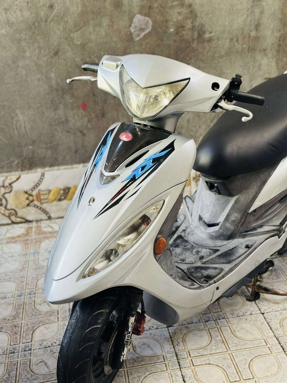 السلام عليكم دراجة كامكو جي فور مال حاوية مكفولة كفالة عامة من طول لطول كلشي بية شغال اي نقص مابية محرك مامفتوح السعر 550 وبية مجال لشراي يتصل مكاني نجف ***********
