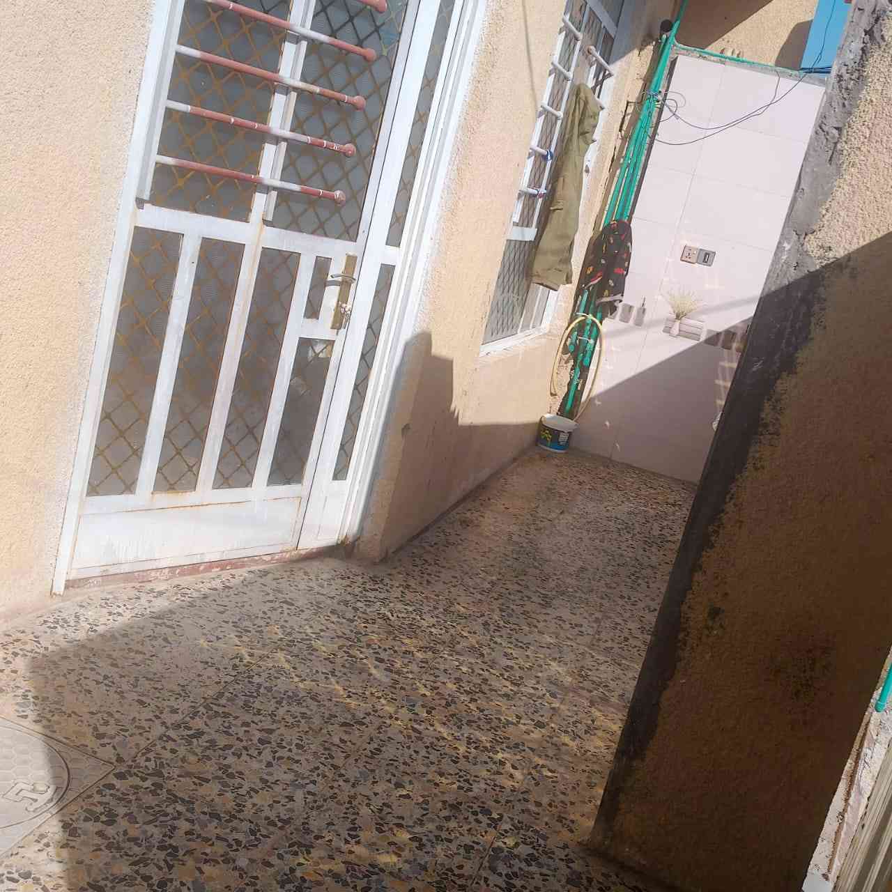 السلام عليكم دار للبيع المساحه ١٥٠ متر بناء حديث  العنوان زعفرانيه زراعي دور الصحه الثانيه  *********** السعر ٧٥ وبي مجال
