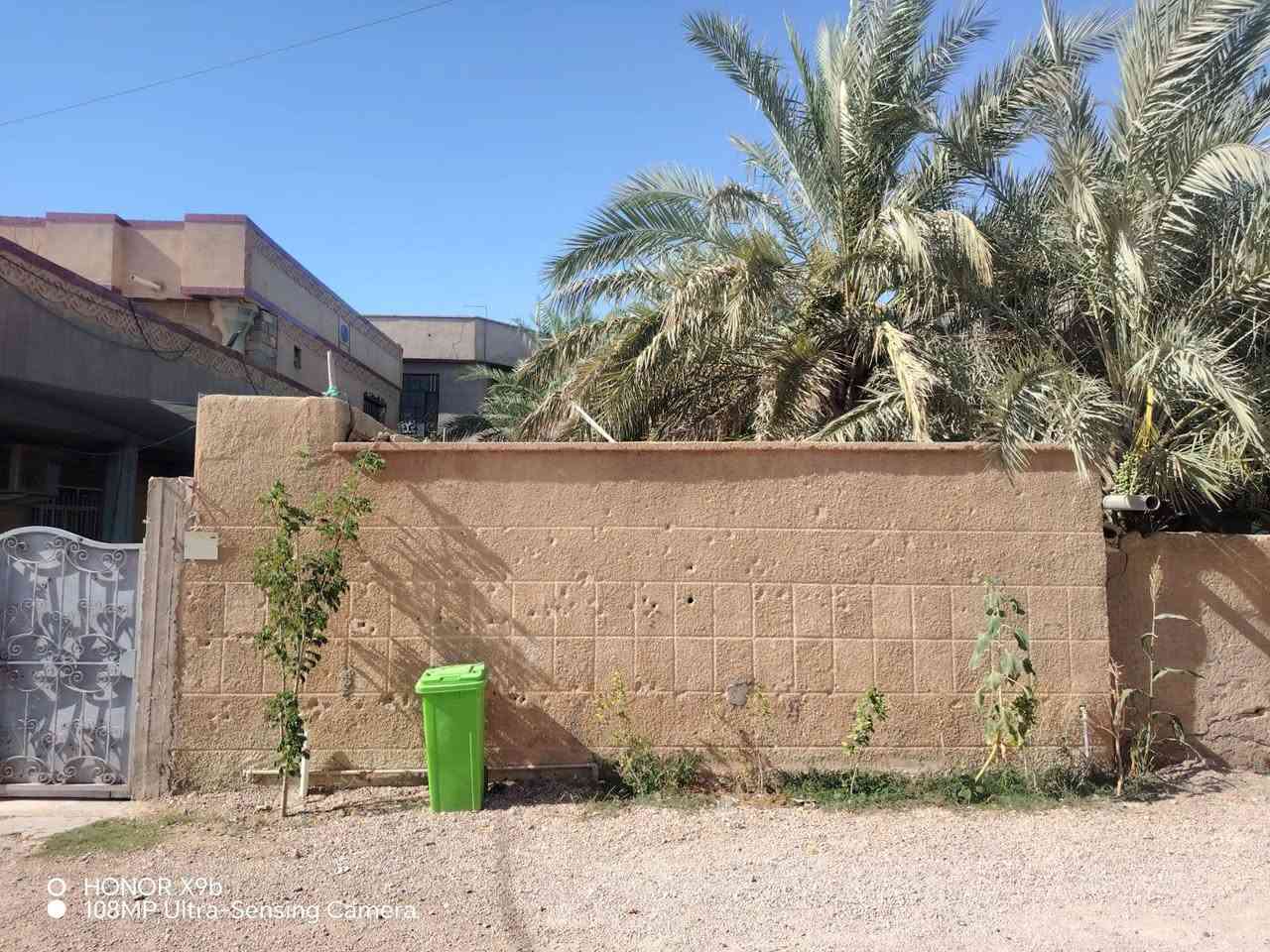 مكلف بالنشر بيت مساحه 420 متر قطعتين كل قطعة سند منفصل عن الآخر طابو صرف
التفاصيل🌼
الطابق الأول
 غرفه نوم وصالة وهول وديوانيه ومطبخ ومجمع صحيات خارج وداخل
الطابق الثاني 
غرفتين نوم وغرفه خزن كبيره تنفع تكون دريسنك رووم 
وبيتونه وصطحين 
العنوان هيت حي البكر الشرقي قرب مدرسة القاهره 
تفاصيل أكثر الاتصال على الرقم
‏‪***********‬‏ 
سعر البيت 85مليون مع الحديقه 
يرهم البيت فقط بيع سعر يختلف 
ويرهم الحديقه فقط بيع 
مساحة الحديقه 210متر
