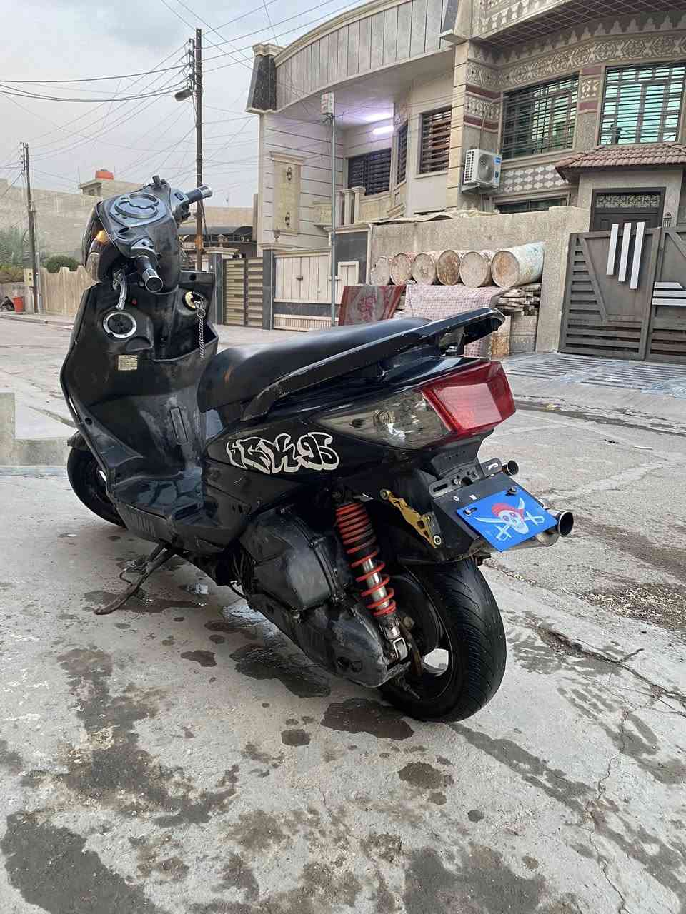 سكنس فحل دراجة سلف وهندر شغالة من اول نكرة ب اي وقت دراجة محركها بلادي بس مبدل بي ولفات دراجة شلعتها نار وشرار . 
بيها تزويد خارجي 

قطرة كرزية 
قبق فلاوين كرزي 
صالنصة رياضي صوتها ناعم يخبل 
قاعدة رقم اصلية 
يدات رياضي 
يدات بريك رياضي 

السعر 600 وبيها مجال 
مكاني بغداد الدورة شراي دك على الرقم *********** 
مو شراي لا تتعبني واتعبك
