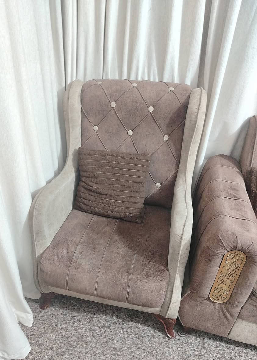 سلام عليكم عندي تخم 7 مقاعد نظيف مابي اي ضرر اسفنج ضغط عالي مستعجل ع البيع قنفه ام ٣ وقنفه ام ٢ و 2 كراسي سعره 225 وبي مجال مكاني الحريه شارع الدور قرب مصور عيسى للإستفسار ***********.
