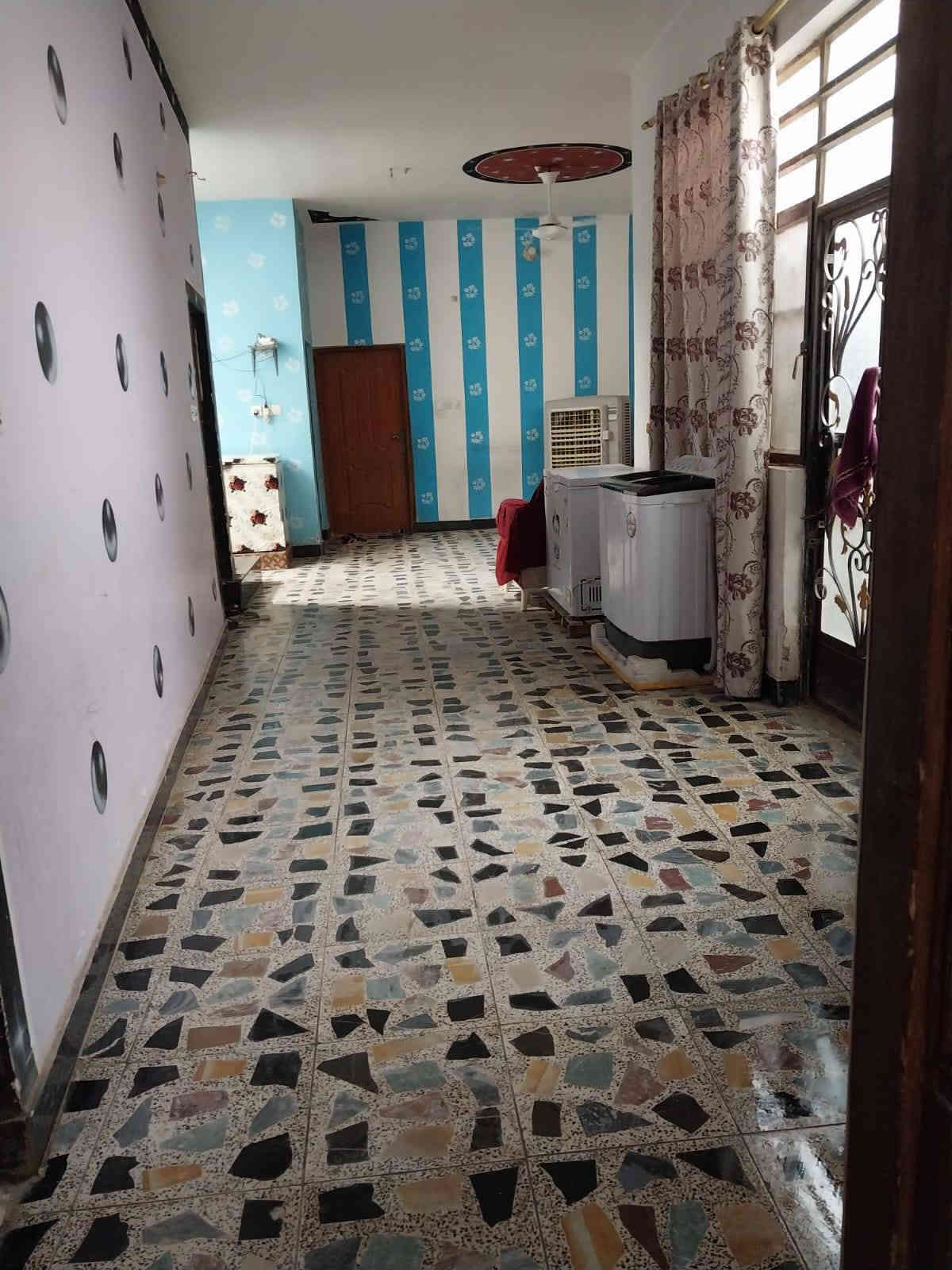 بيت  للبيع عقد زراعي قرار 117 مساحه 250 متر يتكون من 3 غرف واستقبال كبير وصاله كبيره ومطبخ وصحيات داخليه وخارجيه طابق ثاني غرفه هيكل السعرمناسب   خدمات كامله ماء مجاري كهرباء تبليط موقعه جسر ديالى منطقة الورديه تفاصيل اكثر ع رقم اتصال وبي واتساب (***********)
