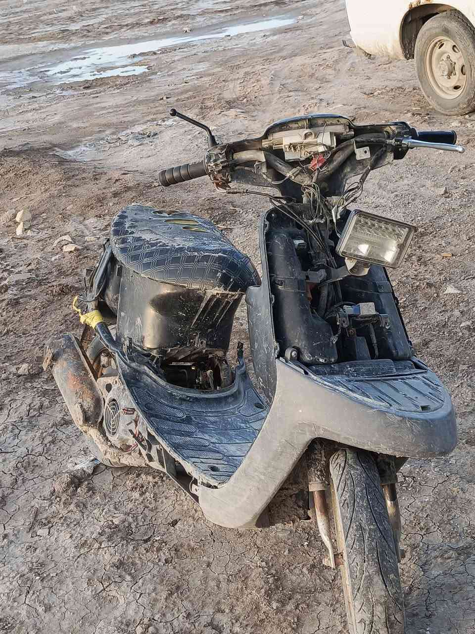 سلام عليكم 
دراجه بترا البيع فحل 
دراجه شغاله بس عوزه كابريتر 
والشاصي طاك المكينه ما مفتوحه 
سعر 100 وبيه مجال العنوان ناصريه 
منطقت الحبيليه رقمي ***********
