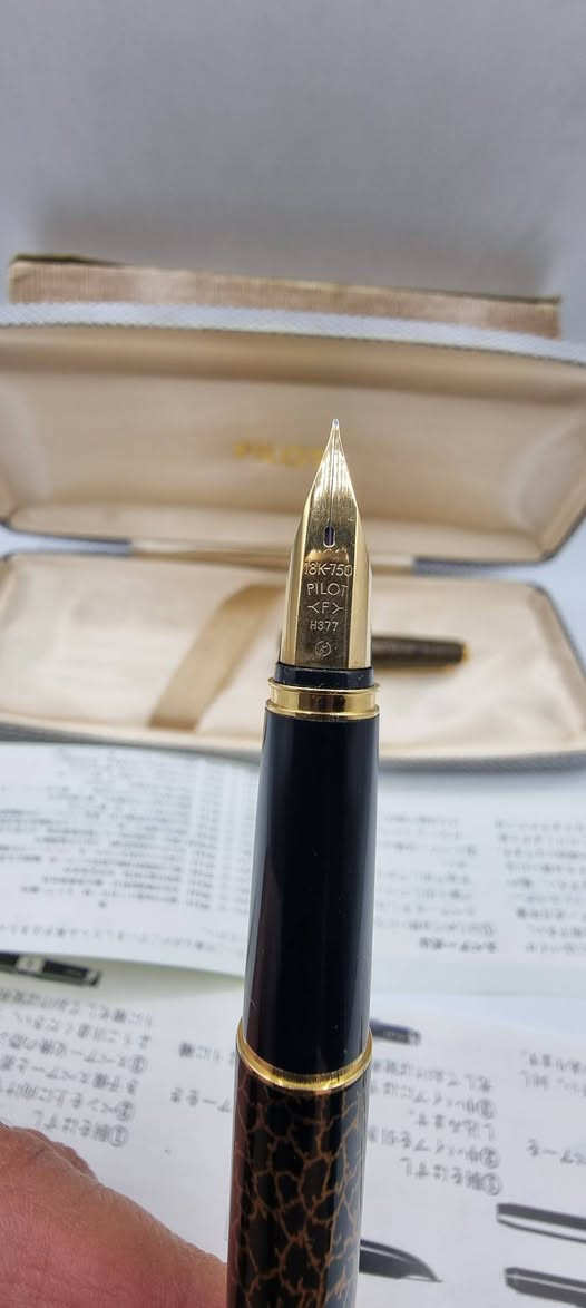 تحية طيبة  ،،، 
             #قلم_حبر_بايلوت_ماكي_ PILOT MAKE 
              الصنع : يابان اصلي  ، MADE IN JAPAN  ، 
    #جديد غير مستخدم  ، إنتاج #قديم  ، بالعلبة #الأصلية  ، 
           سلاية : مصنوعة من #الذهب عيار  18K/750  ، 
مصنوع من #مادة_الراتنج_الثمين / #نقشة_جلد_الفهد ، 
مورخ بتاريخ الصنع  ( 77) إنتاج السبعينات ، كامل #الملحقات  ، 
السعر : 235 الف ، 
يوجد توصيل  .


**إذا كنت صاحب هذا الإعلان وتريد حذفه لأي سبب، رجاءا أرسل رسالة إلى الدعم الفني**