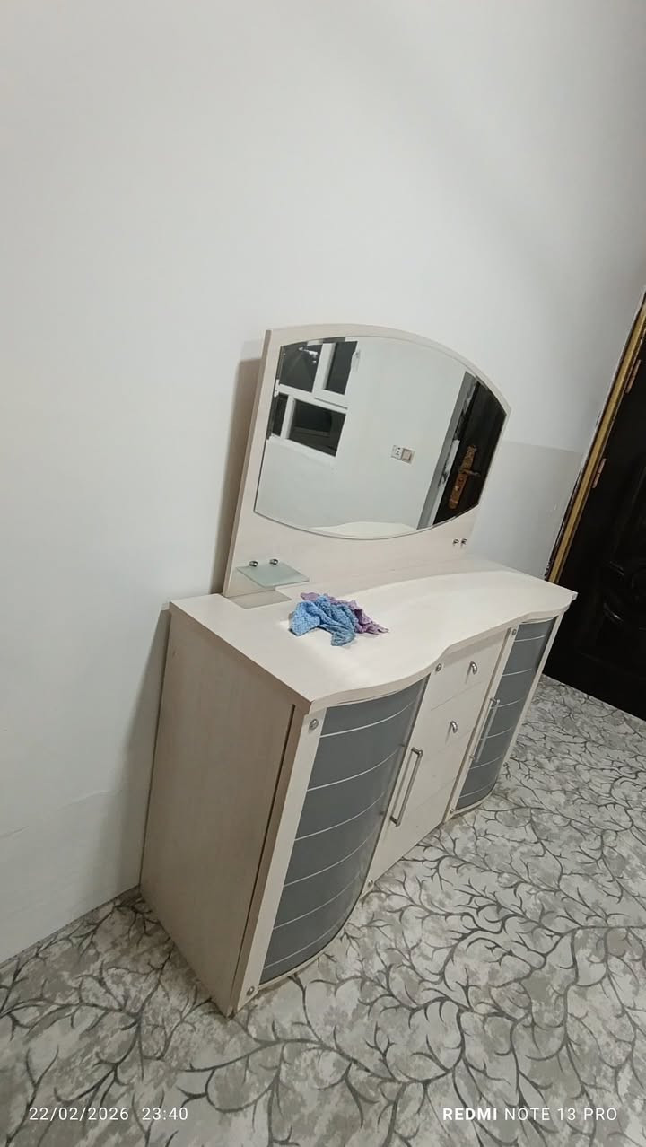 تـاقمێ سیستەمی دیـوان بـۆفرۆشتن.
تـاقم سیستەمی جوان وەک لۆک وایە دوو نـەفـەری دۆشەک تـوبی لەگەڵ دایە پێویست بەسەیرکردن ناکات شتێکی ناوازەیە بۆکەسێک بییەوێ ماڵ پێکەوەبنێ ئەمەمان هەیە و نرخیشی گونجاوە.
🪶🪶🪶🪶🪶🪶🪶🪶🪶
شوێن/کەلار
ژ.پ.ڤایبەر/***********
هەرشتێکتان هەیە بۆمان بنێرن یان پەیوەندی بکەن
