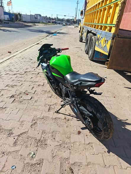 سلام عليكم دراجة كاوسكي مكينة وكير مكفولة بيهة نواقص بصيطة  حجم لمكينة 250 دراجة شغل وطلع وين معجبك مكاني بغداد الشعب ***********
