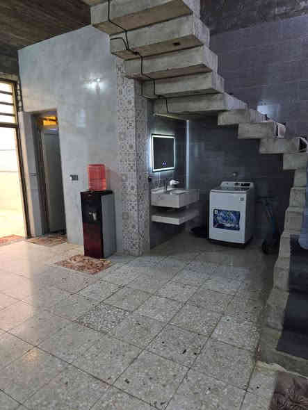 السلام عليكم بيت للبيع بالدسيم قرب حسينيه الشيخ وهاب ١٩٠ متر شغل كله درجه اولى الفرع تبليط ١٠ متر المنطقه هدؤء شغل مال جناي السعر وباقي التفاصيل اتصل وتدلل***********
