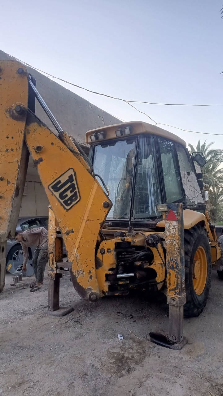 جي سي بي 
موديل 2000 مكينه عادي 
كير عادي 
رقم مشروع وطني بصرة بأسمي
السعر 135
المكان السماوة
للعلم المكينه حاليا بالعمل بيه تلحيضات بسيطه 
***********
