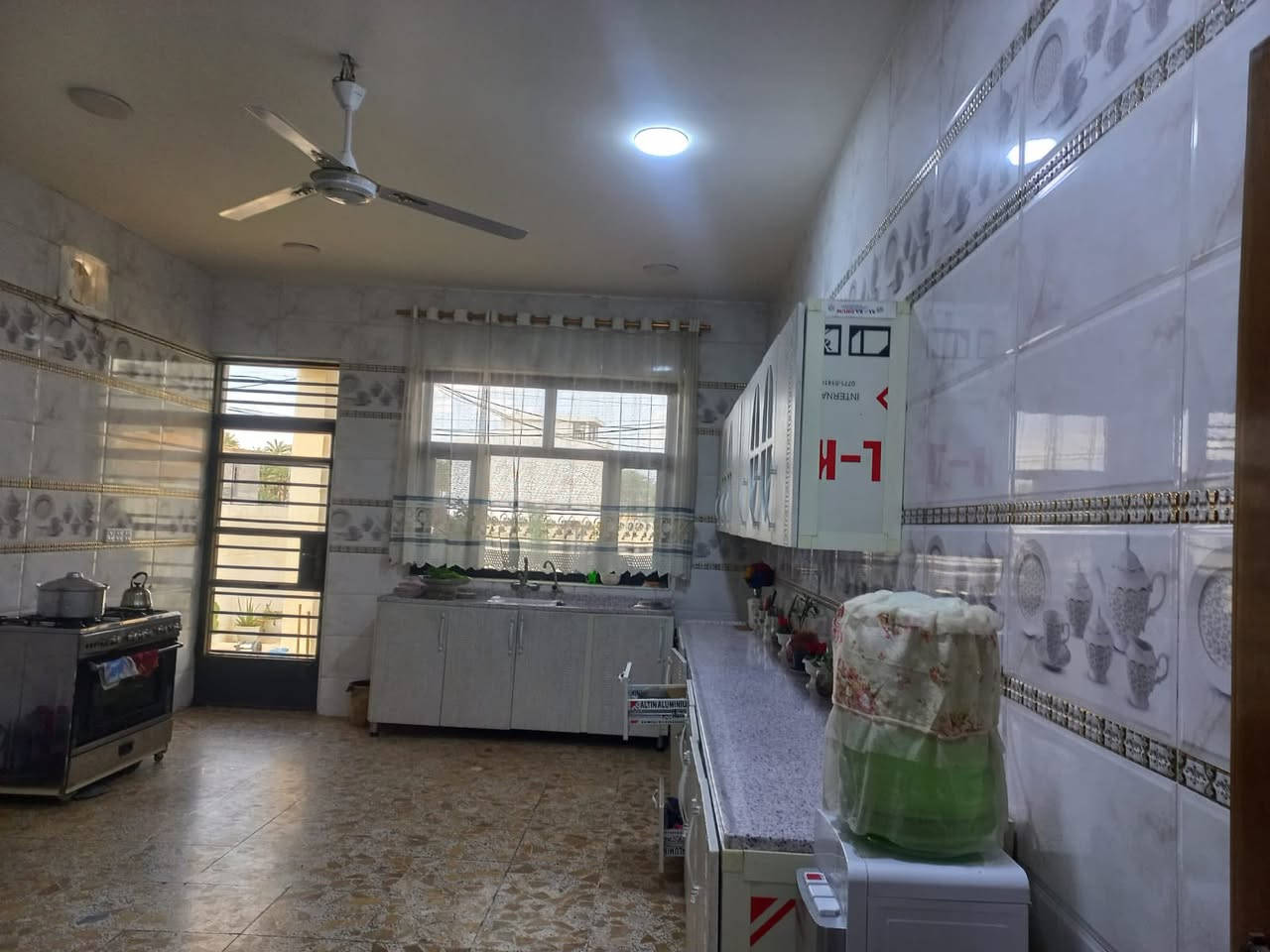 أكيد، هاي كليشة مرتبة وجاهزة للإعلان:

🏡 للبيع بيت سكني مميز 🏡

📍 المساحة: 450 متر
📏 الواجهة: 11 متر
📐 النزال: 41 متر

🔹 تفاصيل البيت:
✅ الطابق الأول:

* مطبخ
* استقبال
* صالة
* صحيات
* غرفتين

✅ الطابق الثاني:

* غرفتين
* صحيات

🌿 الحدائق:

* حديقتين أمام البيت
* حديقة خلف البيت

📞 للاستفسار والتواصل:
0774 708 4177

✨ بيت مرتب ومناسب للسكن العائلي،

