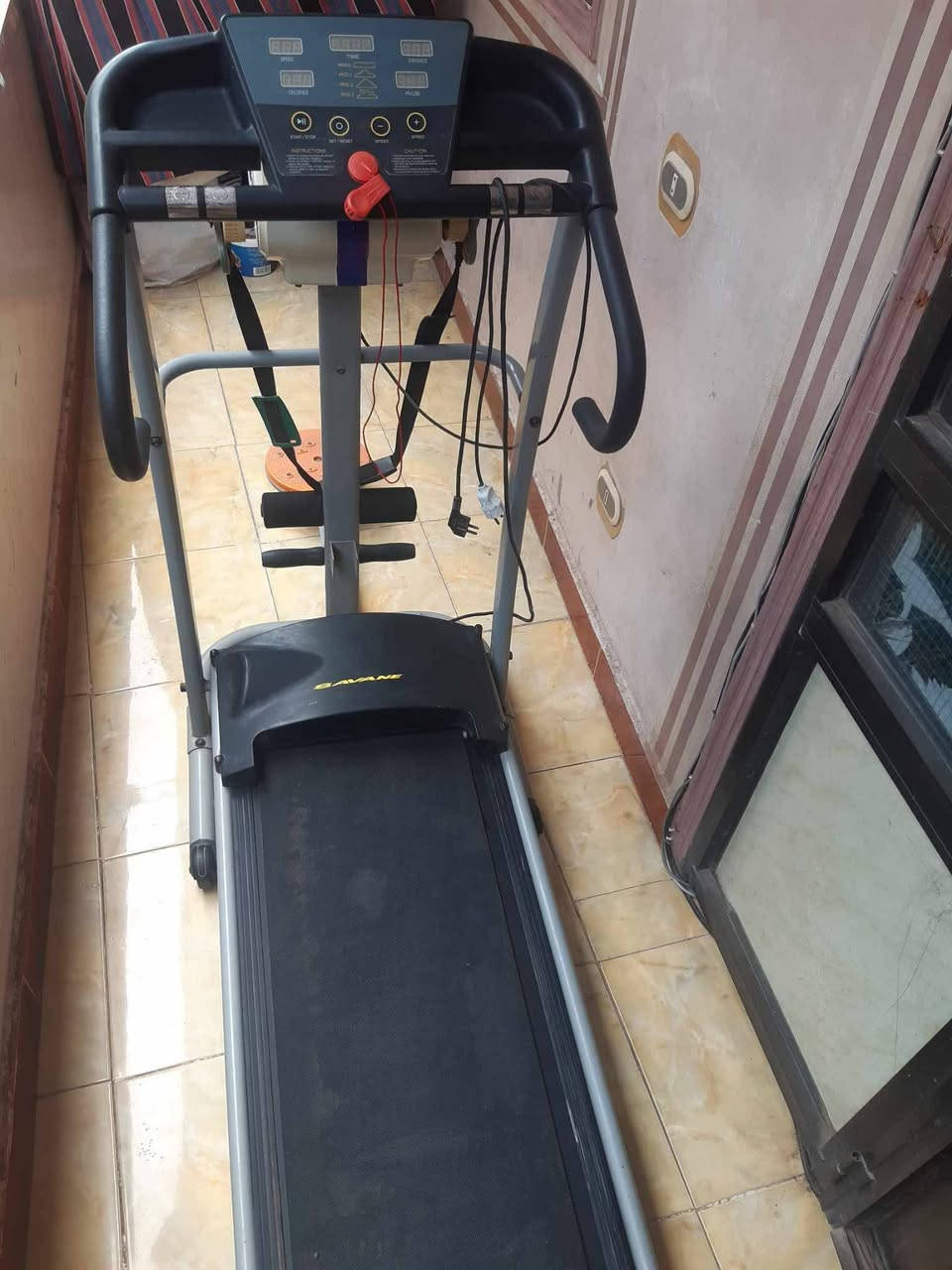مشايه كهربائيه ماركه carnielli 🏋️🏋‍♀️
- يمكنك من خلالها القيام بـ 3 تمارين مختلفة:
1- المشي
2 - تمارين البطن لأنها تحتوي على حزام البطن
3 - تمارين مقاومة لشد الجسم ومنع الترهلات لأنها تحتوي على بنش

- شاشه ديجيتال يمكنك من خلالها:
1- قياس وأختيار السرعة
2 - معرفة مدة التمرين
3- حساب السعرات الحرارية المفقودة
4- رؤية المسافة المقطوعة
5- متابعة نبض القلب
6 - تحتوي على برامج تمارين متنوعة يمكنك تشغيلها بضغطة زر
7 - مفتاح أمان لفصل المشاية أتوماتيكا
9_ يوجد بالمشاية سفتى للأمان أثناء الجري  
١٠_يوجد بها جهاز مساج 
١١_ جهاز لتمرين البطن
١٢ جهاز تويست لتمرين الوسط
- معلومات مهمة:
1 - الوزن 120 كيلو
2 - المشاية تعمل لمدة 45 دقيقة دون توقف
3 - الموتور DC بقوة 2 حصان


**إذا كنت صاحب هذا الإعلان وتريد حذفه لأي سبب، رجاءا أرسل رسالة إلى الدعم الفني**