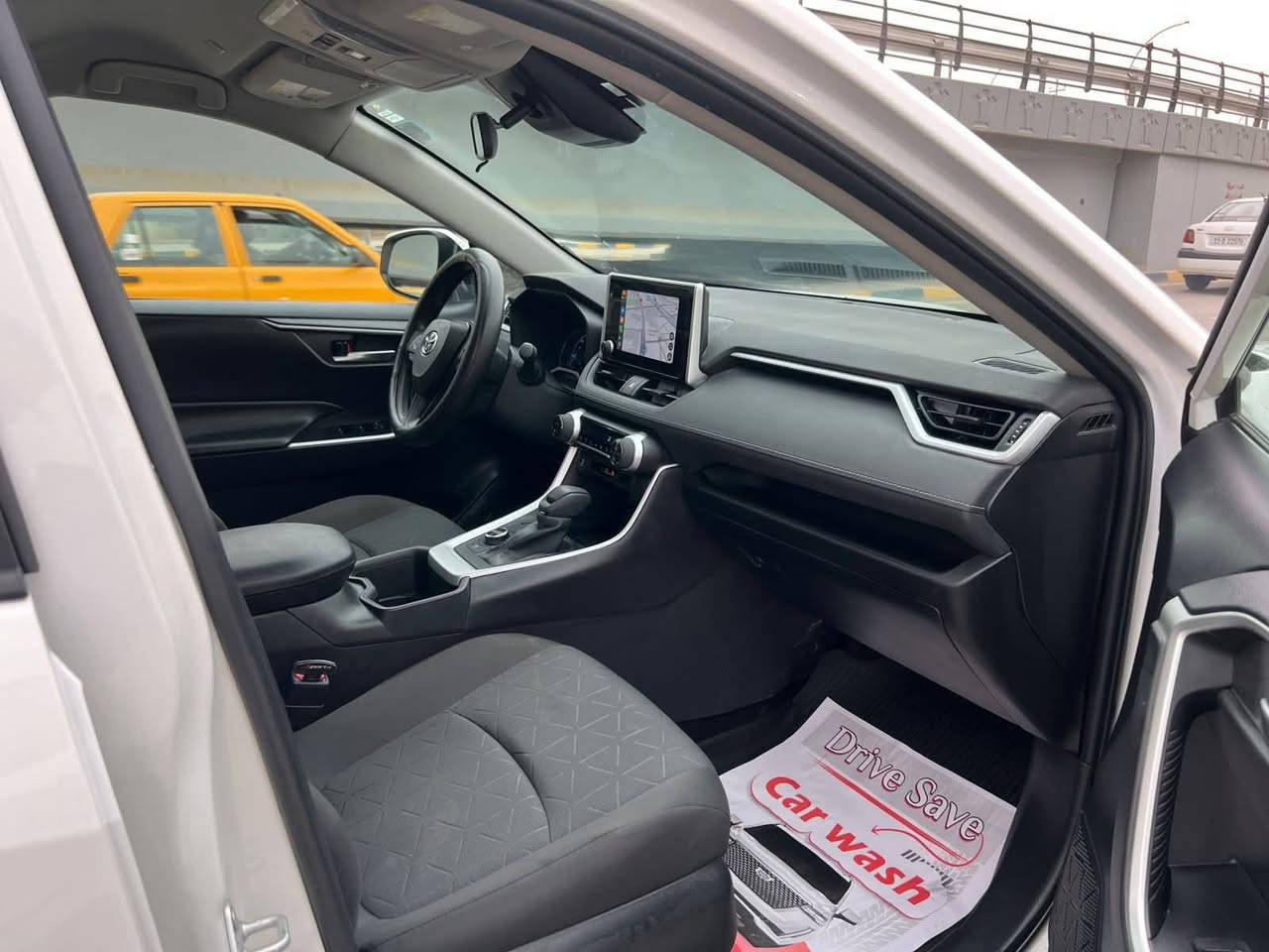 للبيع تويوتا راف فور هايبرد 2023xle
الحادث موضح بالصور 
مكان السياره الديوانية رقمها بغداد 
السعر 243 ورقة  
للاستفسار الاتصال ***********
