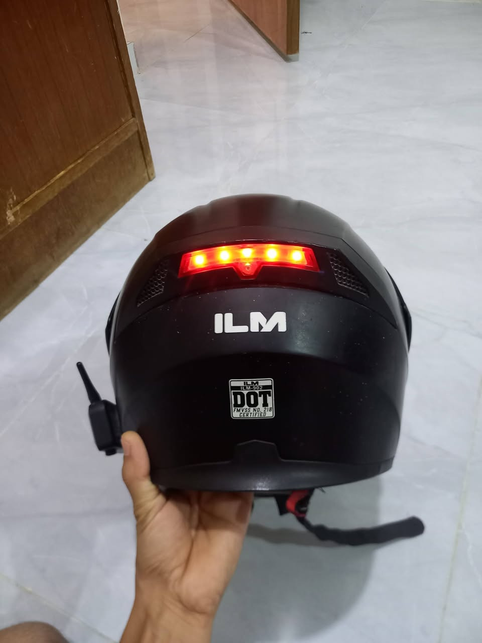 للبيع خوذه إنتاج شركة ILM عليها شهاده امان من شركه DOT الامريكيه فك قلاب نضارات شمسيه داخليه بلوتوث اتصال لد خلفي لون اسود طافي المقاس XL السعر 70 بيها قطع بل سماعه بس يتصلح ولما يعجبه خل يروح شوف شكد سعرها ويجي يحجي المكان ميسان ***********
