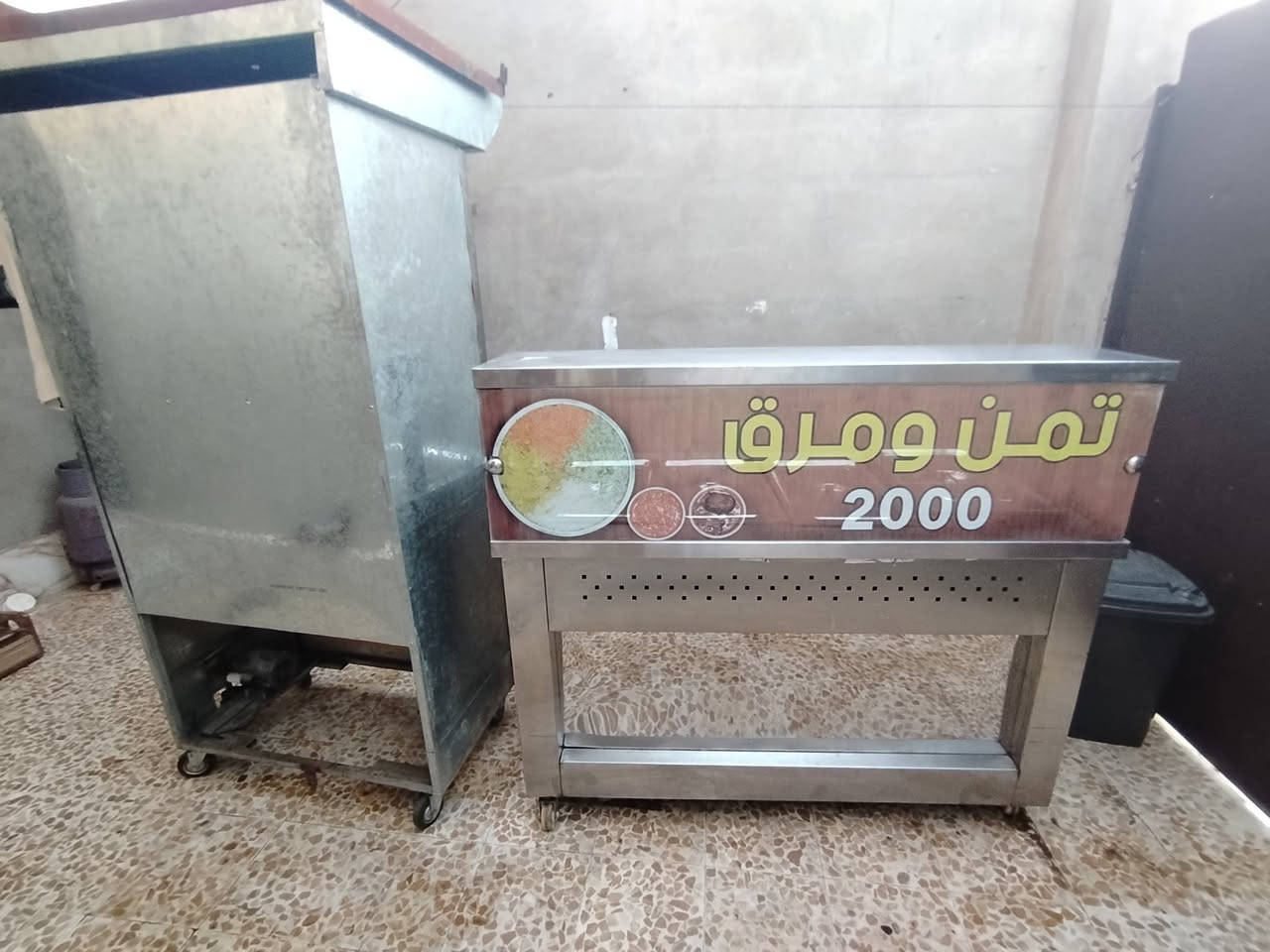 للبيع :-
1- شواية دجاج (5) شيش .
2- دفايه تمن + مرك. 
أ : سعر شواية الدجاج (450000) اربعمائة وخمسون الف دينار  مستعملة 20 يوم فقط مع جميع ملحقاتها. 
ب- دافية التمن والمرك سل ستيل تركي نظيفة جداً (4) ماعون مع كافة ملحقاتها السعر (400000) اربعمائة الف.
العنوان الكرامة  .
الاتصال على الهاتف ( ***********)
