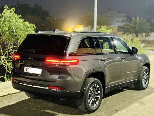 جيب كراند 2024 4xe
السلام عليكم 

للبيع جيب كراند شيروكي 4xe  موديل ٢٠٢٤

السعر 258$
هاتف/***********

بيها جاملغ وباب صبغ باقي مكفول
 بجم مكفول شاصي لغد مكفول

ماشيه 18 الف  
مواصفات:
3 شاشات تدعم اللغة العربية 
5 انظمة قيادة
بنوراما 
جلد
مقاعد اماميه كهرباء ومقعد السائق خزن
تدفئة كشنات امامية وخلفية
 تدفئة ستيرن
بصمه تشغيل وابواب
4WD
تشغيل عن بعد
رادار تحديد مسار 
نقطة عمياء
حساسات خلفية 
كامرة خلفية
دمام خلفي
صندوك كهرباء
٣ انظمة تشغيل للمحرك ( كهرباء - بانزين - هايبرد )

يعني اذا مشاويرك داخل بغداد راح تنسى البانزيخانه
