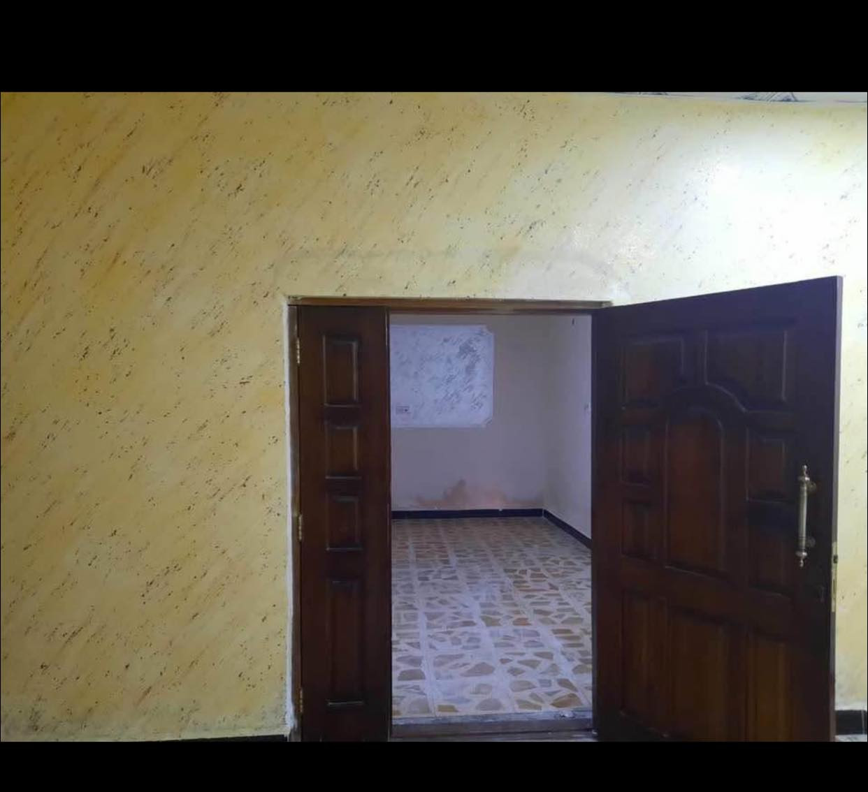السلام عليكم بيت للبيع 📍في منطقة العالية نهاية شارع 17 قرب المدارس 125م يحتوي البيت على ديوانية و غرفه و هول واسع و حمامات و مطبخ البيت جاهز  علماً (ان البيت تجاوز قبل 2001)  
المنطقة اي أزاله ما عليها 
البناء بلـوڪہَ و السقف كونكريت مسلح و الارض كاشي  (السعر 29)  و قابل للتفاوض 
للاستفسار ***********: ***********
