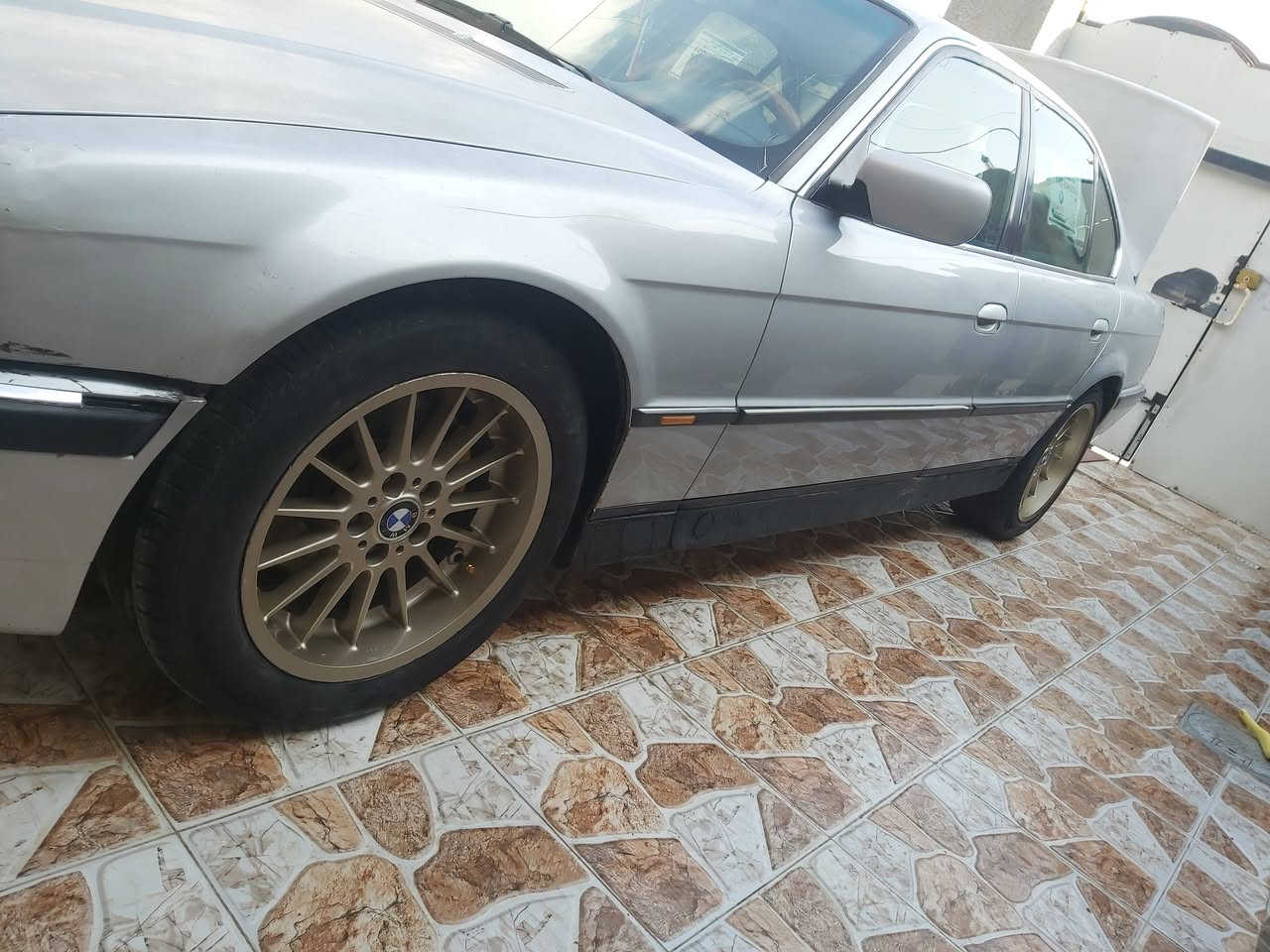 السلام عليكم 
كاسح 740i أصل بلاد بأسمي تحويل مباشر 
باتري جديد
عمبار + بريشر + دسكات دهن بريك منضومة البريك كاملة جديدة
صدر أمامي كامل جديد 
صدر خلفي كامل جديد + دبلات ولوي 
داينمو حاوية + دركة حاوية + كونترول جام جديد
ويل كب شعاع حاوية أصلي + صبغ حراري مع العلامات 
تبريد شغال ثلج نقص بس مروحة 
نقص باور وترتيبات بسيطة 

السعر/ ٦٥ وبي مجال الشراي بي خير ويدلل
رقم الهاتف / ***********
