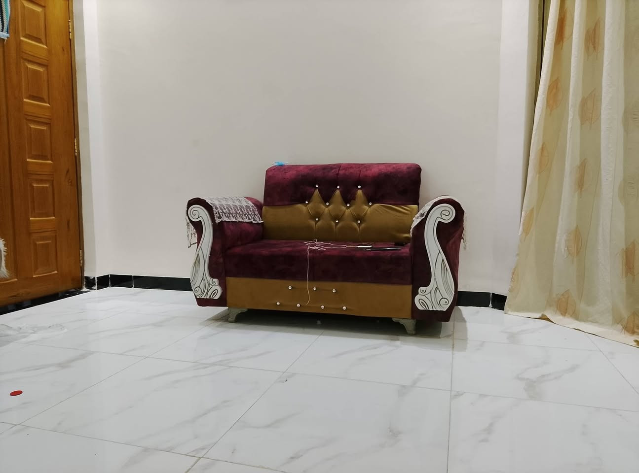 تخم جديد للبيع
2 كبار 3 وسط 2 كراسي السعر 350 الف 
الديوانية الجمهوري 
***********
