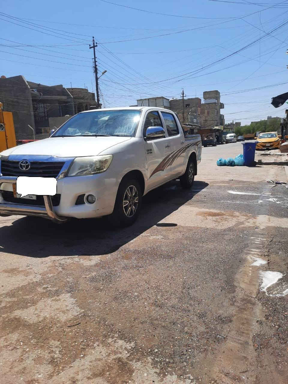 سيارة هيلوكس 2014باسمي مكفولة ما عدى صدعة صغيرة بذيل باب خلف السايق كلش بصيطة 
ماشية 200 الف وشوية 
محرك ستندر تخم تاير صدر كامل كير عادي تبريد ثلج 
للاستفسار الاتصال 
***********
