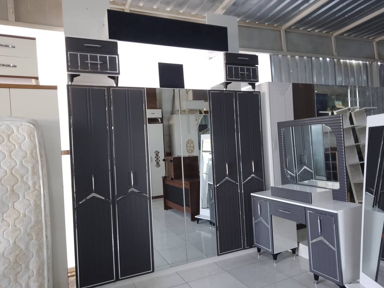 غرفه نوم 8 قطع نضافه ميه بلميه الابواب بالون بريس
***********وات

***********
