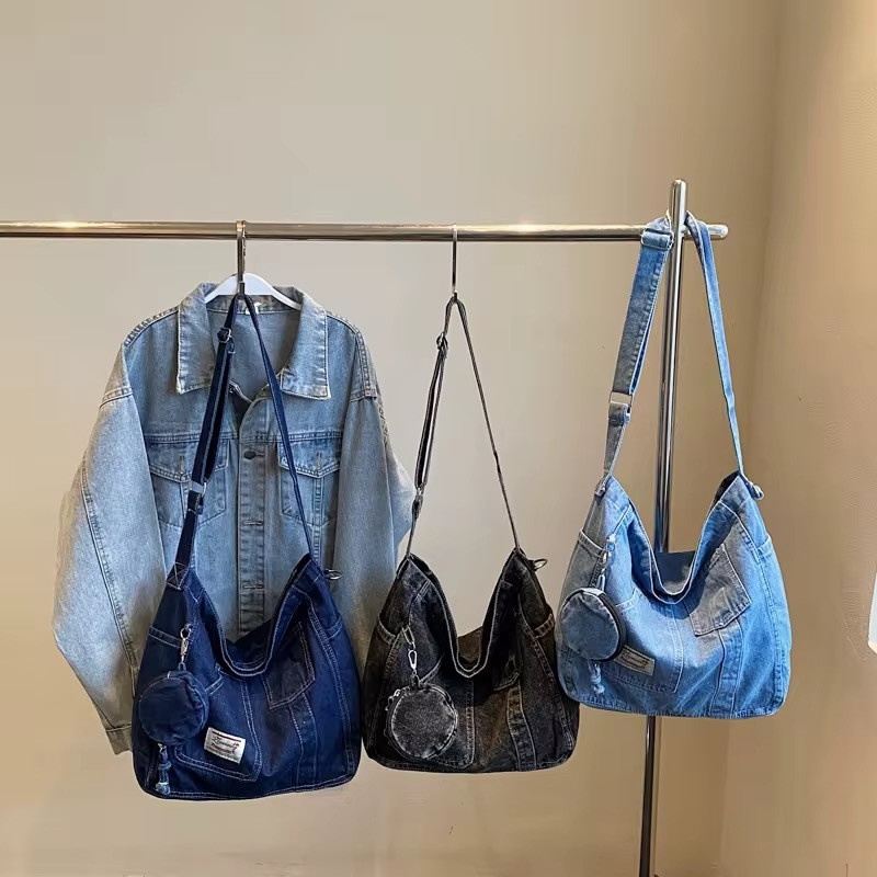 ⁨	✨ حقيبة جينز عملية وعصرية ✨

👜 خامة جينز مميزة بتصميم كاجوال يناسب الطلعات والاستخدام اليومي
🤍 واسعة وتكفي أغراضك الأساسية بكل راحة
🎁 مرفق وياها البوچ الصغير مثل ما موضح بالصور

💰 السعر: 18,000 دينار فقط
🚚 التوصيل: 4,000 دينار لجميع محافظات العراق
✅ ضمان فحص القطعة أمام المندوب قبل الاستلام

📩 للحجز أو الاستفسار راسلينا على الخاص، والكمية محدودة 💕⁩
. 
. 
. 
. 
. 
#jeans #جينز #حقيبه #جنطه #اكسبلور_explore


**إذا كنت صاحب هذا الإعلان وتريد حذفه لأي سبب، رجاءا أرسل رسالة إلى الدعم الفني**