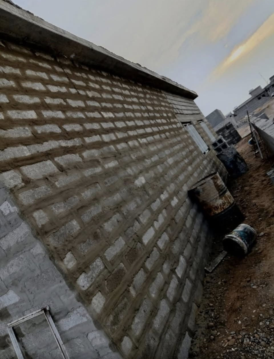 السلام وعليكم موجود كادر عمل
تدريز بيوت
+حفر منهولات
+تصفير بيوت 
+تصفيط اساس 
الاتصال علا رقم ***********
