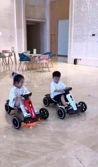 سيارة أطفال كهربائية • قابلة للطي • ريموت كنترول