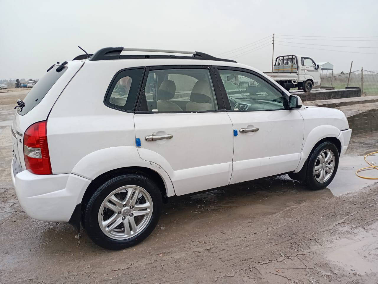 السلام عليكم 
توسان للبيع موديل 2008 أمريكي مكينة 2700 
رقم بغداد أنكليزي تبريد شغال 
السيارة صبغ عام بدون داخل 
مكينة كير جدد لا تنقيص ولا تبخير السعر 90 $ وبي مجال قليل 
للستفسار الاتصال ***********
***********
بيهن واتساب المكان المحمودية
