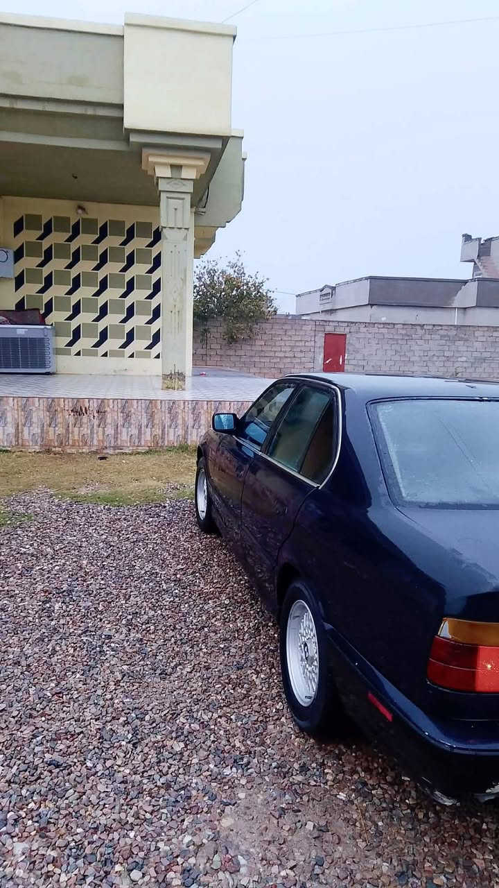 السعر -- نقداً 48  --ورقه وبيها مجال بسيط 

بي ام حجم 525 كبس گير عادي اللون ازرق نيلي  مصبوغه حزام فقط موديل 92 رقم صلاح الدين مسطره سنويه نهاية عام 29 الشرعي بالمنطقة  يحول فقط سياره جديده مصروف عليها قبل يومين 400$ دولار سياره مال جناي 

التفاصيل 
محرك وكير شرط 
تخم صدر امامي خلفي مع دبل امامي قواعد دبل كله جديد 
اربعه جام كهرب 
ارباك واحد 
تحكم ستيريو 
قفل مركزي عام 
كهربائيات كله شغال 
تدفئه تبريد 
لايت زينول 
ويل خليه 
تاير نظافه وسط 
غرفتها اربع بطاين جدد صاج ملكي 
مكان السياره الموصل ناحيه القياره قريه الجدعه 
ملاحظه مراوس يرهم حسب القناعه 
رقم صاحب السيارة 
آسيا  ***********
كورك ***********
