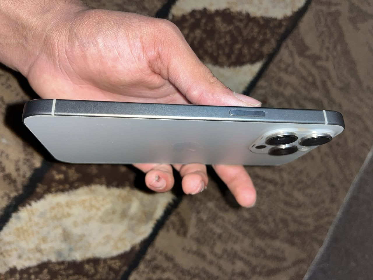 السلام عليكم جهاز ١٥برو ماكس نموذج M شرق اوسط جهاز  نضيف من كلشي شغال ويخبل ممبدل بي شي وذاكره ٢٥٦ خلله فقط هاذ السواد موضح بالفيديو البل طرف وما مئثر صارله هواي ويلمس ما بي شي مجرد سواد وصارله هواي لا ماشي ولاشي ملحقاته ههوه وكارتوتنه فقط سعر٧١٠وبي مجال مكاني بغداد بالمدينه تواصل خاص او رقم ‭ ‭
‭٠٧٧٨ ٣٣٦ ٣٩٤٣‬ ‬
