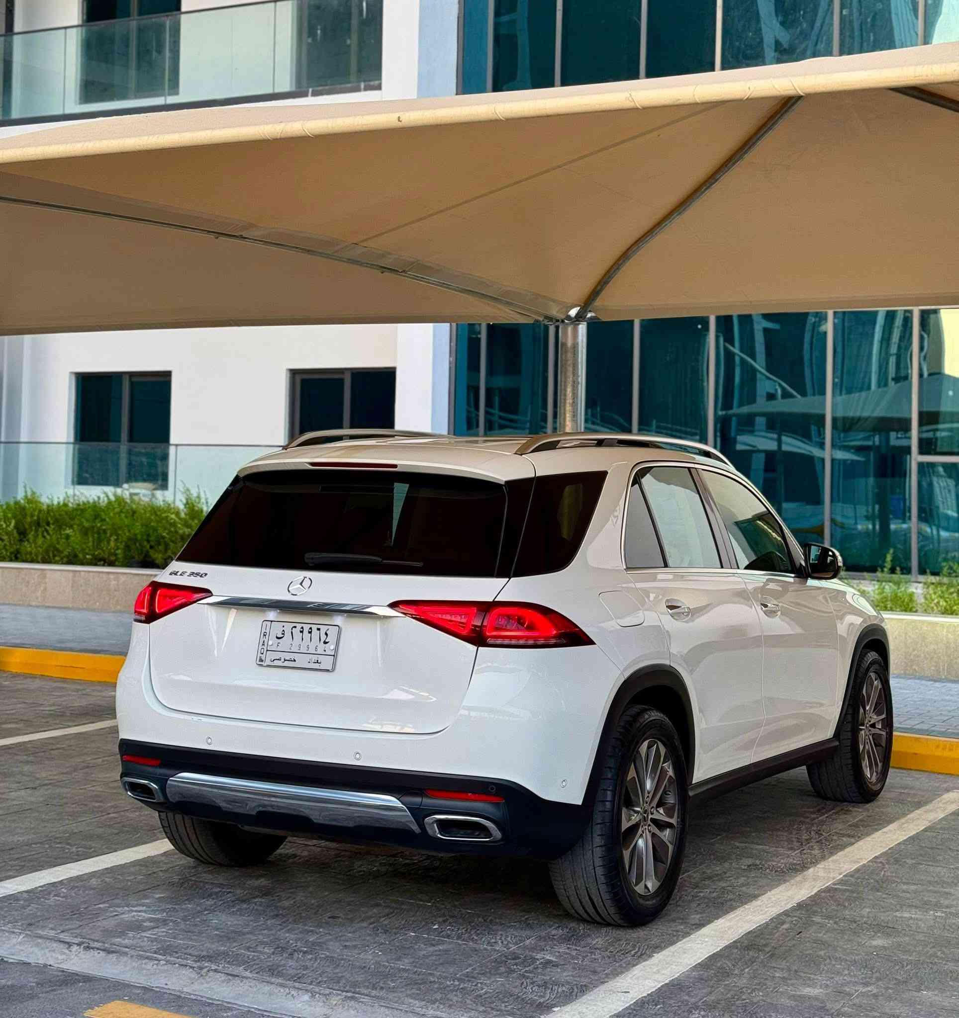 سلام عليكم مرسيدس 350  GLE
2020 موصفات 
1. فتحه سقف 
2. داخل ابيض 
3. شاشه متصله 
4. بصمه ابواب و تشغيل 
5. كشنات كهرباء + تدفئة 
6. حساسات 360 درجه 
7. سماعات بويمستر
8. صندوق كهرباء 
9. لد داخلي متغير 
10. رادارت امامي خلفي جوانب 
11. لايت متحرك مع الاستيران 
12. اتو هولد 
13. اتو بارك 
14.شاشه لمس + ماوس 
15. ماشيه 26 الف ميل
16. حادث بابين فقط مصلحات نفسهن 
17. ايرباك برده فقط مصلح 
18. رقم بغداد تحويل مباشر 
19. السعر 38500$ ورقه 
الاستفسار ***********
صور الحادث مرفقه🚘
مكان السياره بوابة العراق
